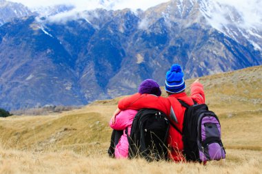 mutlu turist çift dağlarda hiking
