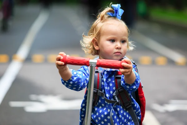 Bystry maluch mały Dziewczyna jazda skuter w mieście — Zdjęcie stockowe