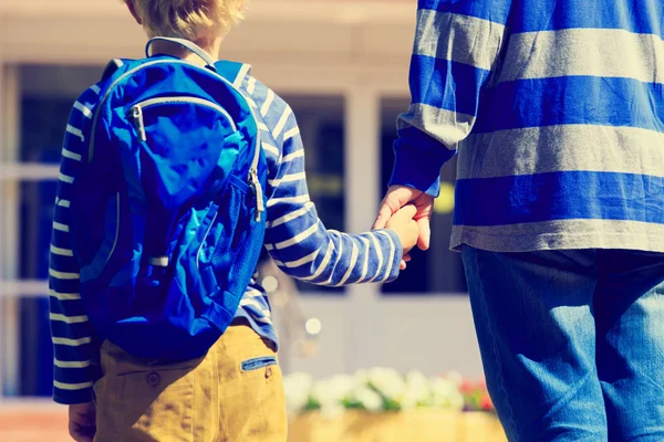 Padre de la mano del hijo al ir a la escuela — Foto de Stock