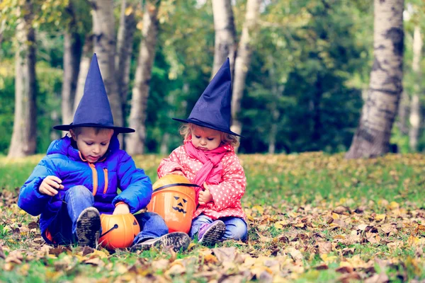 Niños en halloween juego de disfraces en otoño naturaleza —  Fotos de Stock