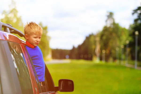 Mutlu küçük çocuk yaz aylarında araba ile seyahat — Stok fotoğraf