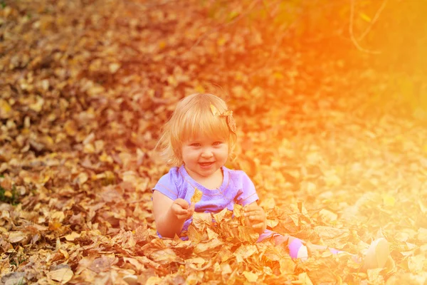 Cute little girl playing with autumn fall — Stock Photo, Image