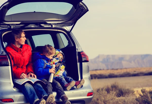 Father with kids travel by car in mountains — Stock Photo, Image