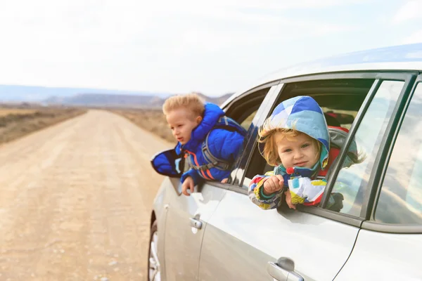 Küçük kız ve erkek yolda araba ile seyahat — Stok fotoğraf