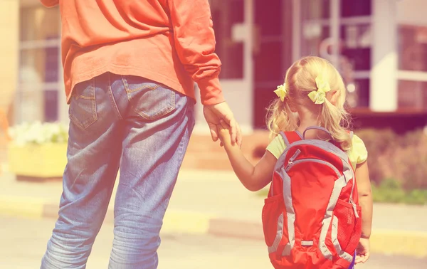 Vader van dochtertje wandelen naar school of kinderdagverblijf — Stockfoto