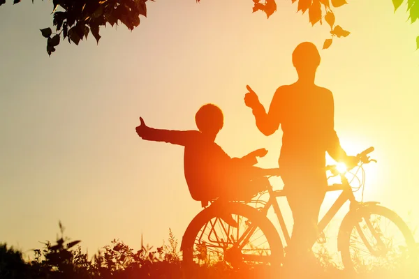 Ayah dan anak bersenang-senang naik sepeda saat matahari terbenam — Stok Foto