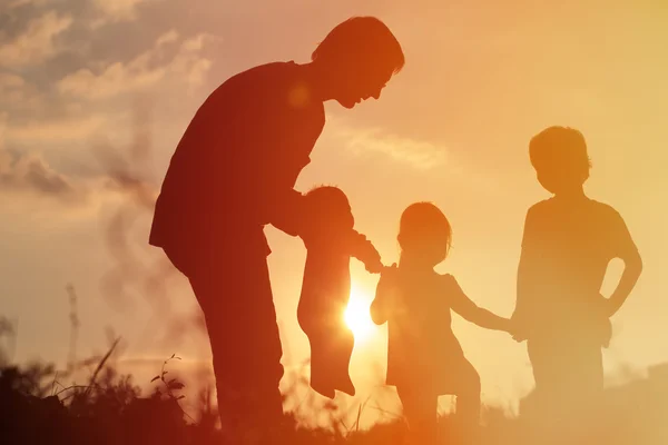 일몰 하늘에서 트리 아이 들과 함께 행복 한 아버지의 실루엣 — 스톡 사진