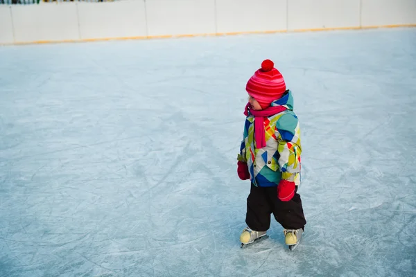 Menina aprendendo a patinar no inverno — Fotografia de Stock