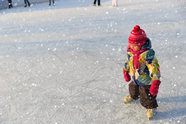 Маленькая девочка учится кататься зимой — стоковое фото