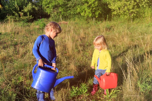 어린 소년과 소녀는 정원에서 일하고 — 스톡 사진