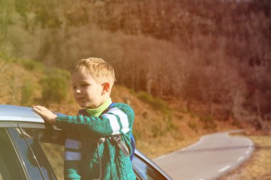 mutlu küçük çocuk sonbahar araba ile seyahat