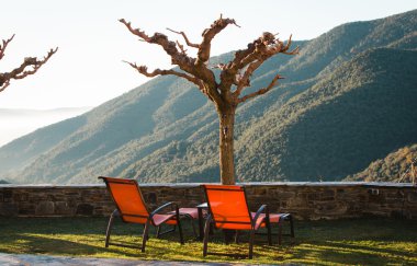 güzel manzaralı dağlara manzaralı iki şezlong