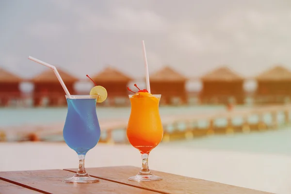 Two cocktails on tropical beach resort — Stock Photo, Image