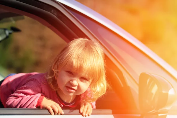 Mutlu küçük kız araba ile seyahat — Stok fotoğraf