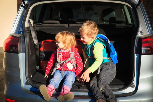 Podróży rodziny - dziewczynka chłopiec i malucha z bagażem w samochodzie — Zdjęcie stockowe