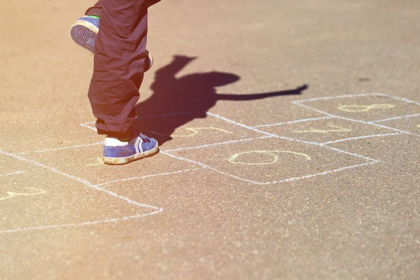 Kinder spielen Hopscotch auf Spielplatz, Kinder Aktivitäten im Freien — Stockfoto