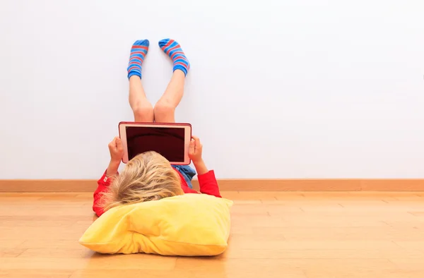 Kleiner Junge schaut auf Touchpad, lernt zu Hause — Stockfoto