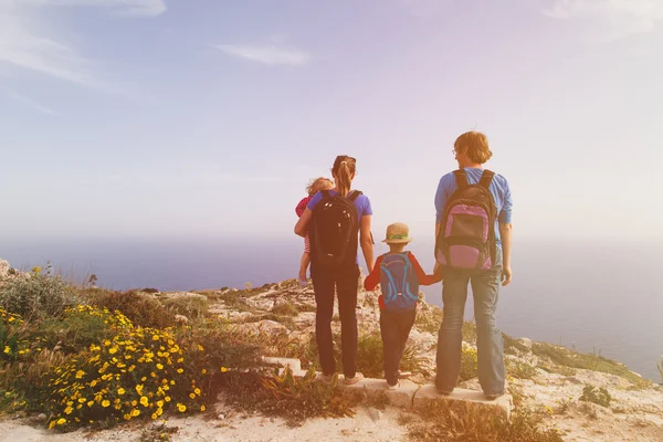 Сім'я з двома дітьми походи в мальовничі гори — стокове фото