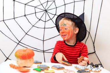 küçük çocuk kurabiye Cadılar Bayramı'nda yemek