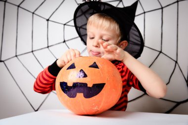 küçük çocuk kabak Cadılar Bayramı partisi için hazırlanıyor