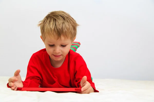 Niño pequeño con almohadilla táctil, educación temprana —  Fotos de Stock