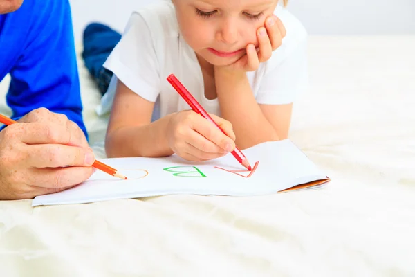 Leraar en klein kind leren om brieven te schrijven — Stockfoto