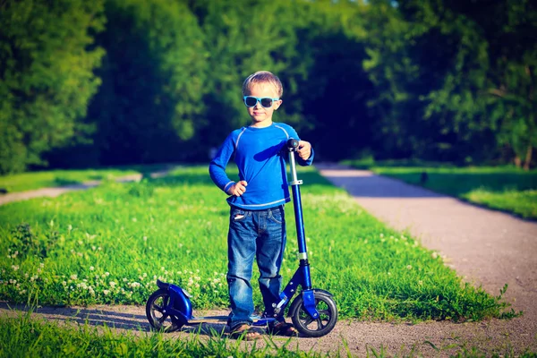 Bambino godere di equitazione scooter in estate — Foto Stock