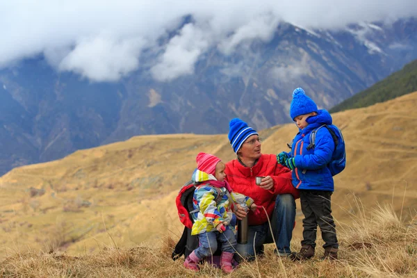 冬山中徒步旅行的两个孩子的父亲 — 图库照片