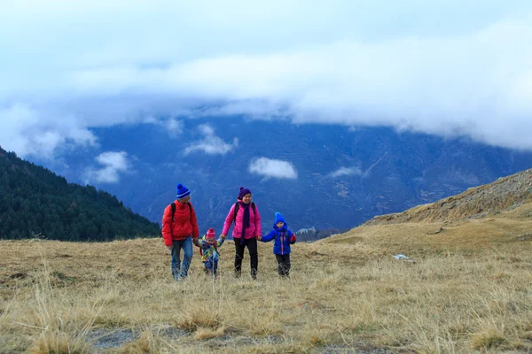 冬山中徒步旅行的两个小孩的家庭 — 图库照片