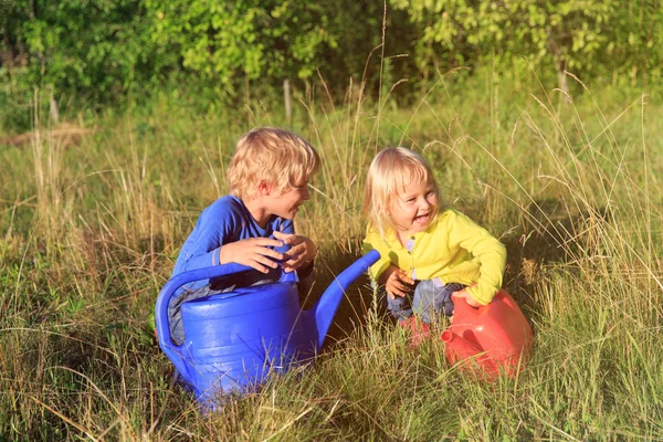 Niño y niña trabajando en el jardín — Foto de Stock