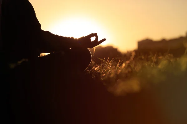 Huzur ve gün batımında pratiği yoga — Stok fotoğraf