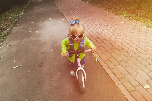 Bambina in sella runbike all'aria aperta, sport per bambini — Foto Stock