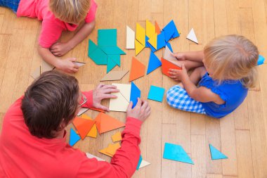 öğretmen ve geometrik şekillerle oynayan çocuklar