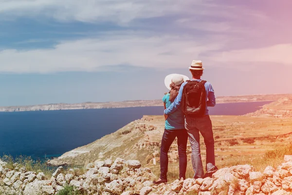 Pareja joven senderismo en las montañas mirando la vista panorámica — Foto de Stock