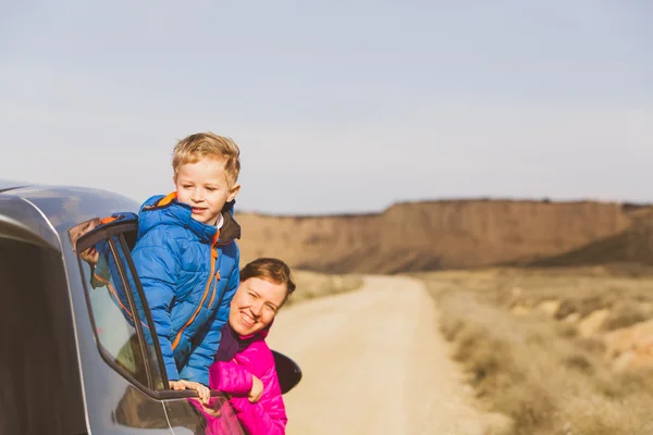 Mother and son travel by car in mountains — Stock Photo, Image