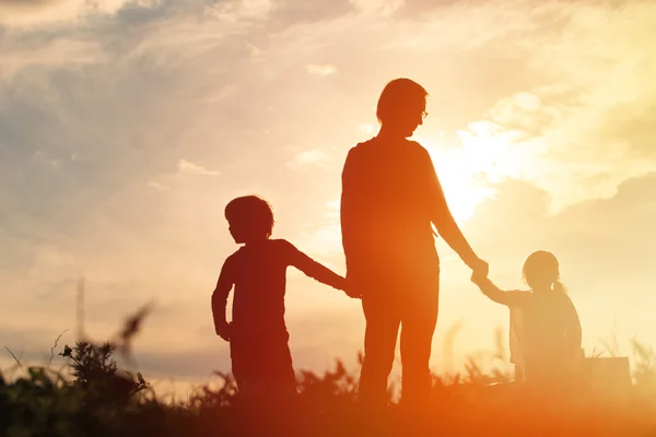 Father with son and daughter walk at sunset — Stock Photo, Image