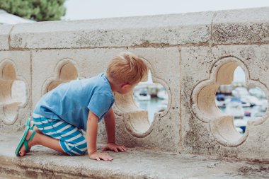 küçük çocuk Dubrovnik adlı eski şehir duvarlarından arıyorsunuz