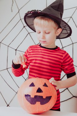 küçük çocuk kabak Cadılar Bayramı partisi için hazırlanıyor