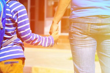 Anne ve oğlu okula gidiyor