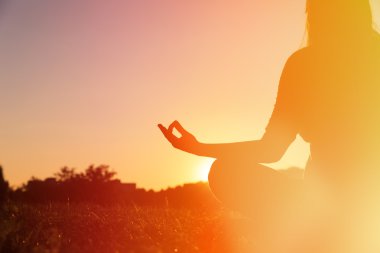 günbatımı huzur ve yoga antrenmanda