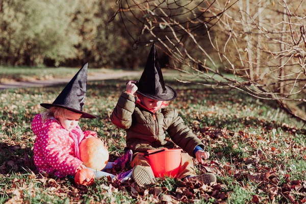 Halloween kılık çocuklarda oyun sonbahar, hile veya tedavi — Stok fotoğraf