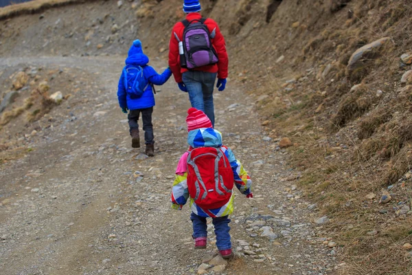 Père avec deux enfants randonnée dans les montagnes d'hiver — Photo