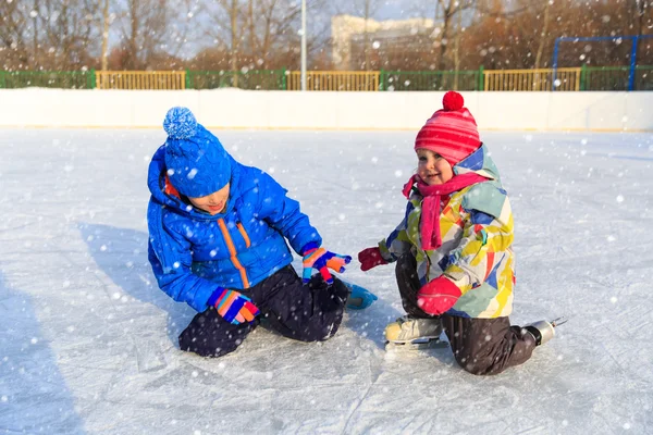 Маленький мальчик и девочка катаются вместе, дети зимний спорт — стоковое фото
