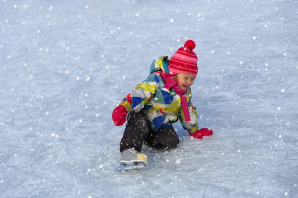 Ευτυχισμένη κοριτσάκι πατινάζ το χειμώνα — Φωτογραφία Αρχείου