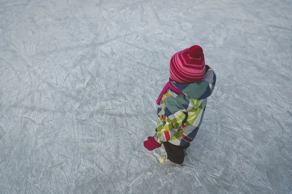 Маленькая девочка катается зимой — стоковое фото