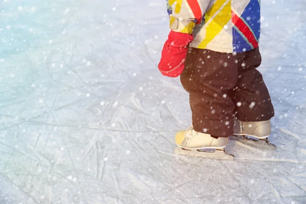 Enfant apprenant à patiner sur glace en hiver neige — Photo