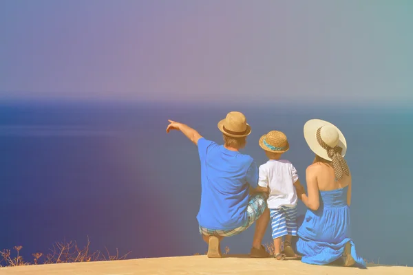 Familie op vakantie aan zee — Stockfoto