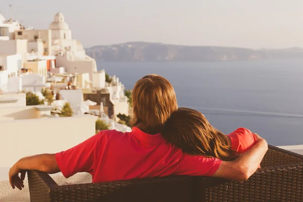 Pareja feliz de vacaciones en Santorini, Grecia — Foto de Stock