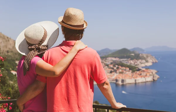 Feliz pareja en vacaciones de verano en Europa — Foto de Stock