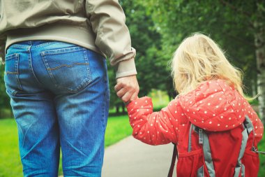 Baba küçük kızı okul veya günlük bakım için yürüyüş